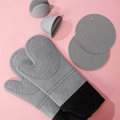 China Practical Kitchen Baking Tool Lightweight , Rustproof Silicone Baking Gloves for sale