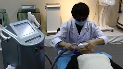 Chine Machine indolore permanente de beauté de chargement initial pour l'épilation faciale/corps à vendre