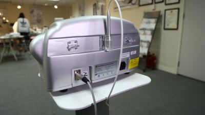 China 980nm Laser Vascular Removal Machine , Laser Treatment For Thread Veins for sale