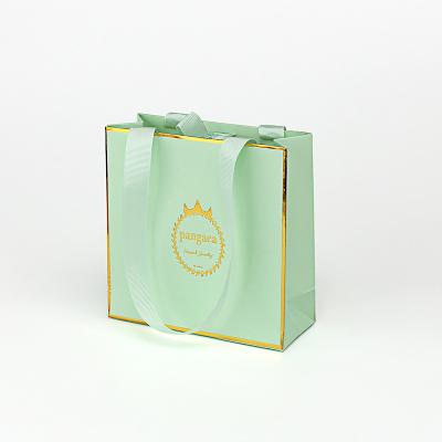 Китай сумки подарка бумаги 250gsm с сумками ручек горячими штемпелюя розничными зелеными с оправой золота продается