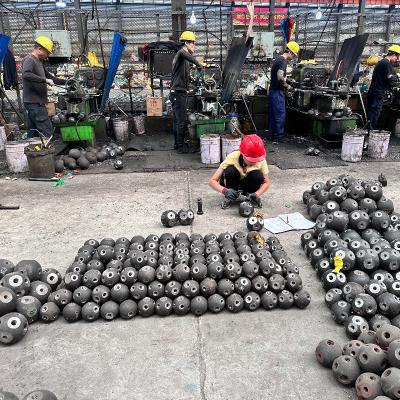 Chine Une boule de treillis en acier avec une fusion parfaite de force et de beauté. à vendre