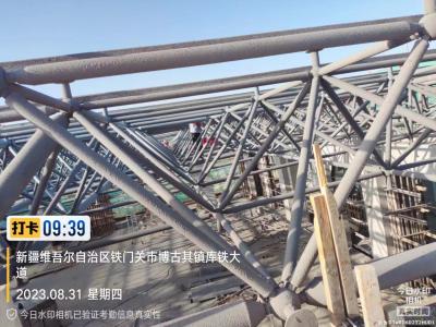 China Junción del marco espacial de aleación de aluminio para construcción duradera en color blanco en venta