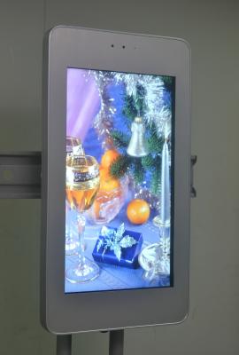 Chine Signage extérieur argenté d'affichage à cristaux liquides Digital de bâti de mur de luminosité de 32 pouces d'hauteur à vendre