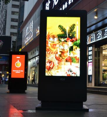 China Tótem al aire libre de 55 Digitaces de la pulgada, exhibición echada a un lado doble de IP65 LCD para la publicidad de la calle en venta