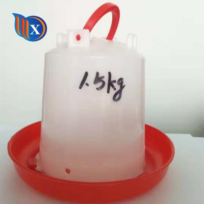 China bebedor colgante del alimentador de las aves de corral del cubo plástico de 10L 15L en venta