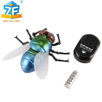 中国 Amazon hot mini rc flying electric insect toy animal rc fly remote control insect toys 販売のため