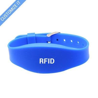 China RFID ajustável Chip Wristband 13,56 megahertz de silicone da frequência ultraelevada com curvatura do metal à venda