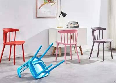 China Respaldo curvado los 77cm de Windsor Pink Plastic Dining Chairs los 45cm en venta