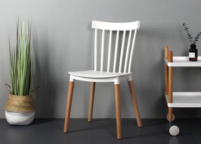Chine Chaise en plastique Gray Stackable Dining Room Chairs de jambe en bois de taverne à vendre