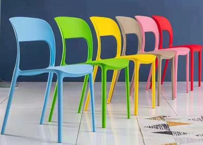 Chine 56cm que 47cm ont coloré les chaises dinantes en plastique rayent le café résistant de restaurant à vendre