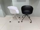 China Cadeira de mesa plástica branca plástica da cadeira 54.5cm do escritório do rolamento dos cantos arredondados com rodas à venda