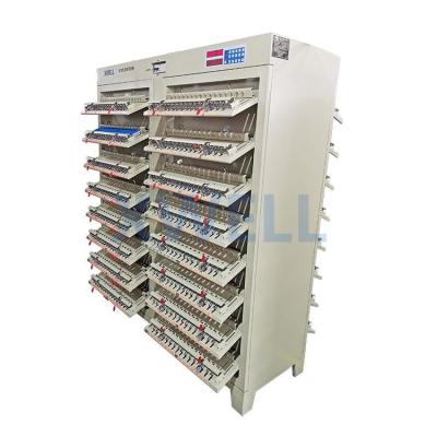 中国 リチウム イオン電池のパック ライン等級分け機械512チャネルは排出円柱電池細胞の試験機を満たす 販売のため