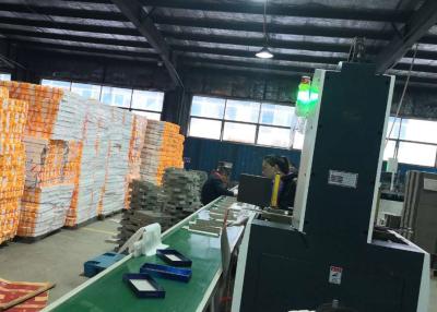 Chine Machine d'emballage rigide de boîte de Cigarate de cadeau commercial L1200XW1020XH3100mm à vendre