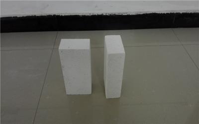 China Small White Refractory Fire Bricks Furnace Insulation Lining ISO Certification for sale