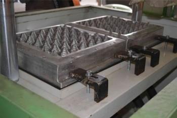 China Baixa máquina de fatura de caixa do ovo da capacidade 700pcs dois moldes com certificação do CE à venda