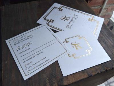 China Convites feitos sob encomenda esquadrados do casamento com folha de ouro matte no convite elegante da parte dianteira e da parte traseira à venda