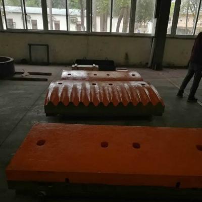 China El mandíbula de lanzamiento de la trituradora de piedra platea la alta explotación minera del mineral del acero de manganeso en venta