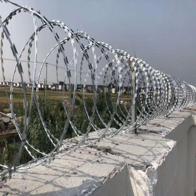 China hot dipped Anti Intrusion Concertina Razor Barbed Wire For Fence Waterproof for sale