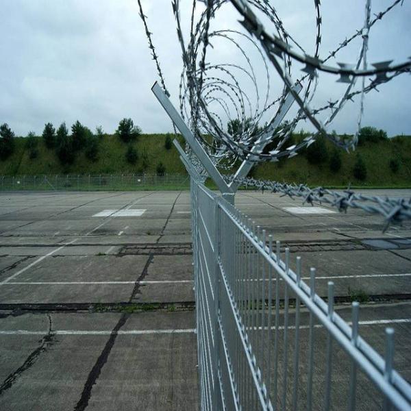 Quality Factory price galvanized and pvc coated anti climb security airport fence prices for sale