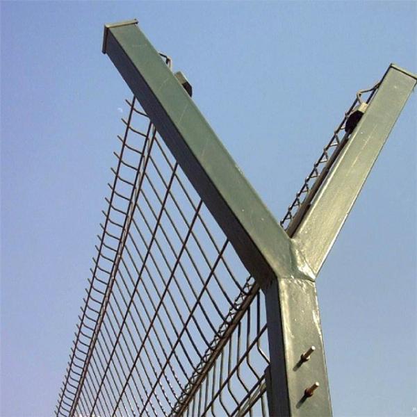 Quality Factory price galvanized and pvc coated anti climb security airport fence prices for sale