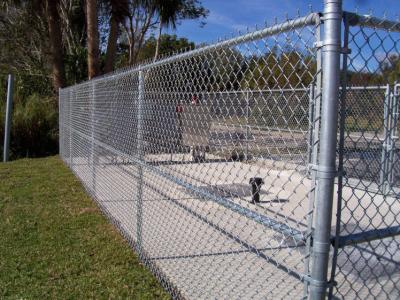 China wholesale used 9 gauge galvanized and pvc coated diamond shape cyclone wire chain link fence en venta