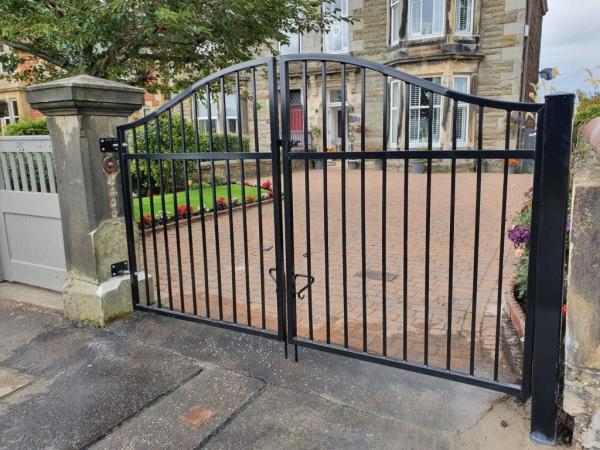 Quality Home Garden Powder Coated Top Spear Metal Tubular Black Wrought Iron Fence for sale