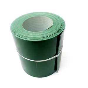 中国 ポリ塩化ビニールのコンベヤー ベルトの平たい箱は2mmの緑のコイルのスカート帯電防止3mmをクリートで補強する 販売のため