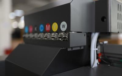 China Máquina de Impressão Digital Automática Impressoras de série UV Roll To Roll à venda