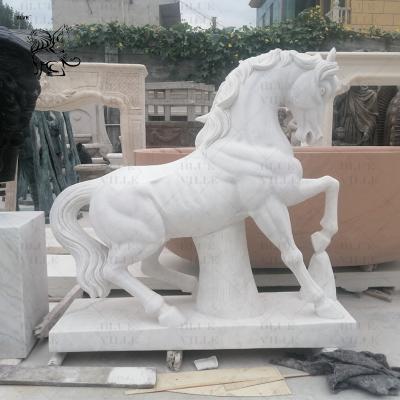 China Estatua de caballo de mármol Esculturas de piedra blanca Esculturas de animales de tamaño natural Decoraciones de jardines al aire libre talladas a mano en venta