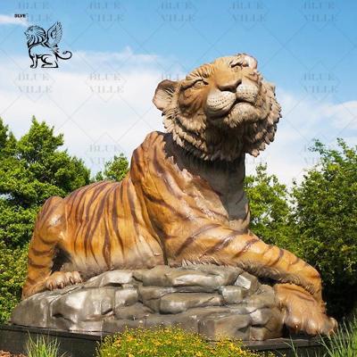 China Brass Bronze Tiger Statues Large Size Garden Metal Animal Golden Sculpture Casting Outdoor Plaza Decoration en venta