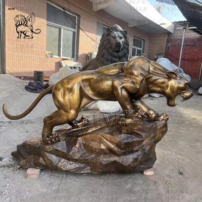 China Estatua de leopardo de bronce de latón tamaño natural Escultura de pantera Jardín decorativo al aire libre personalizado en venta