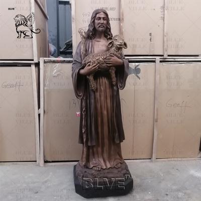 China Bronze Shepherd Jesus Statue Holding Lamb Sculpture Christian Religious Life Size Metal Church Casting en venta