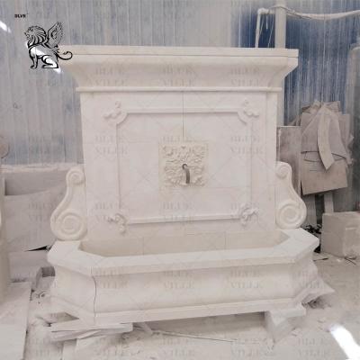 China Fuente de agua de pared de mármol beige Fuentes de piedra grandes al aire libre Decoración de jardín tallada a mano en venta