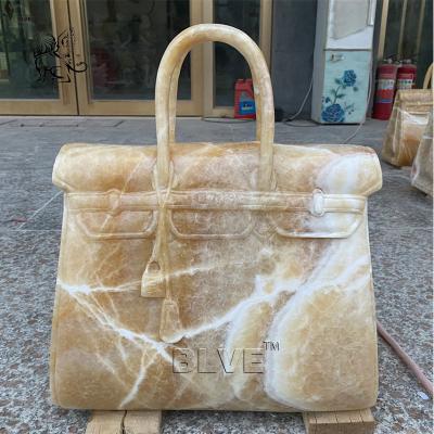 China Decoración de tamaño natural del centro comercial del bolso de la escultura de la piedra del bolso famoso de lujo de mármol beige de la marca en venta