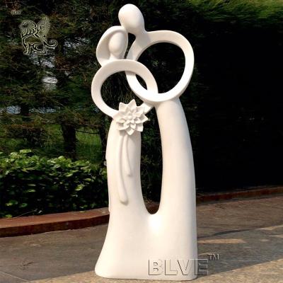 China Los pares de mármol del extracto blanco de la piedra de BLVE esculpen la mano al aire libre del amor de la estatua de tamaño natural del jardín - tallada en venta