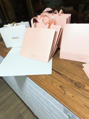 Chine Achats de luxe Carry Bags For Gifts de poignée de ruban de noeud papillon à vendre
