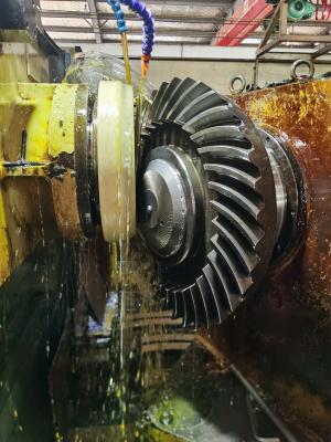 Cina Gear Teeth Grinding Of Spiral Bevel Gear After Carburizing Heat Treatment in vendita