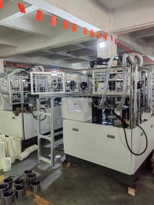 China Automatische Papierschalen-Maschinen-Papier-Hochgeschwindigkeitskaffeetasse, die Maschine 220V herstellt zu verkaufen