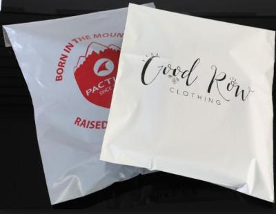 Chine Annonces faites sur commande de larme de preuve d'emballage adhésif fort de sachet en matière plastique poly pour le vêtement à vendre