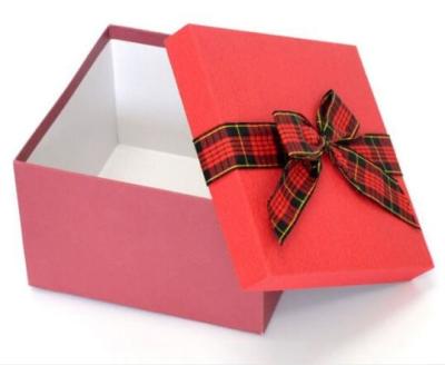 China Caja de regalo de papel de encargo de la cartulina gris con el arco de la cinta, caja de embalaje del regalo en venta