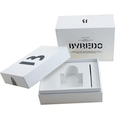Chine L'emballage de estampillage argenté UV de parfum enferme dans une boîte l'impression offset du style CMYK de plateau de couvercle à vendre