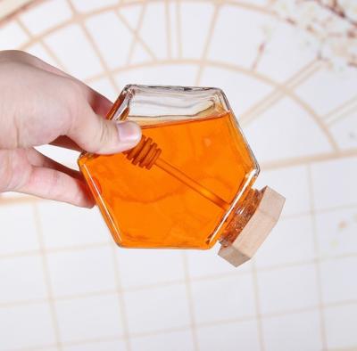 China Hexágono de vidro feito sob encomenda Honey Jars 0.5L das garrafas do armazenamento do GV à tampa 1L de madeira à venda