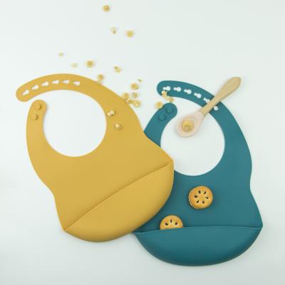 China Babero de alimentación BPA del bebé del silicón del niño suavidad libre con el colector de la comida en venta