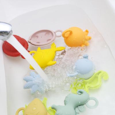 China NEW arrival children kids floating bath Silicone toys bpa free food grade teething silicone water toys à venda