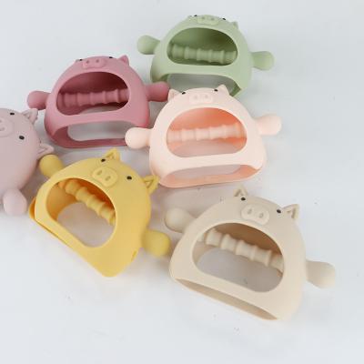 China Custom Various Shapes pig shape handle grip Silicone Teether for Baby with Various Designs en venta