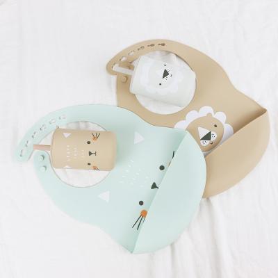 China Custom Soft And Comfortable Material Silicone Baby feeding Bib with Cute Cartoon Design à venda
