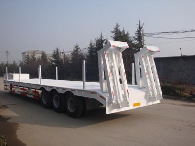 中国 3車軸半60トンの低いベッドのトレーラー、機械懸濁液が付いている頑丈な平面トレーラー 販売のため