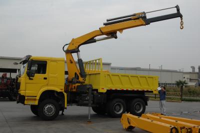 China HOWO 8T 6X4  Construction Crane Truck , Hydraulic Boom Crane With 4 Booms for sale