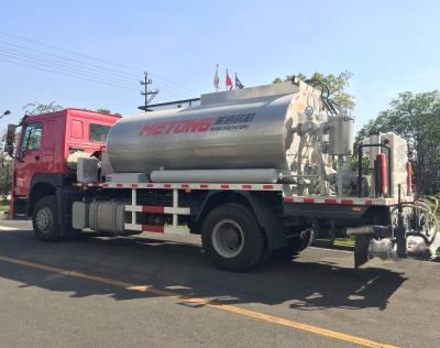 China El camión del material de construcción del asfalto de HOWO 10000L montó la conducción de modo en venta