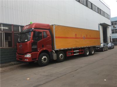 China De camión de reparto de FAW 8x4 31 toneladas resistentes Van para las mercancías peligrosas diversas en venta